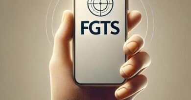 Como consultar o saldo do FGTS pelo celular: mão segurando um smartphone com o logo do FGTS na tela.
