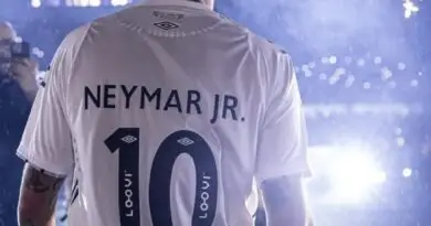 um homem vestindo uma camisa branca, com o numero 10 e escrito Neymar júnior.