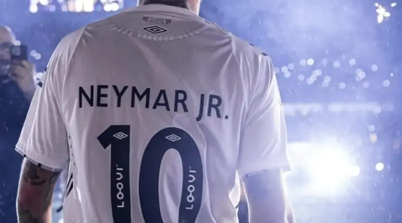 um homem vestindo uma camisa branca, com o numero 10 e escrito Neymar júnior.