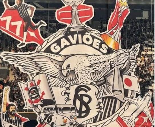 um grande grupo de torcedores com a imagem de uma águia, símbolo do corinthians