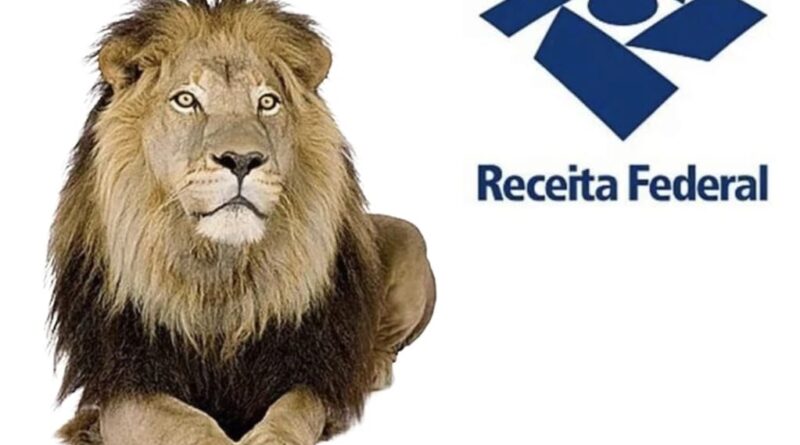 Um leão deitado. Ao lado um logotipo da receita federal do brasil.